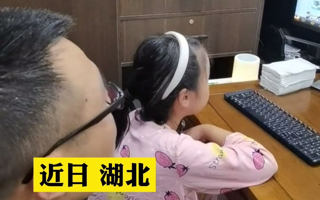 中科院博士爸爸辅导女儿打游戏，妈妈在旁边崩溃：亵渎我的书房